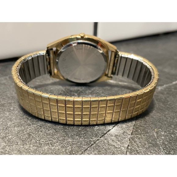 Vintage Gold Tone Pulsar V563-8109 with Stretch Band - New Battery - Picture 3 of 5